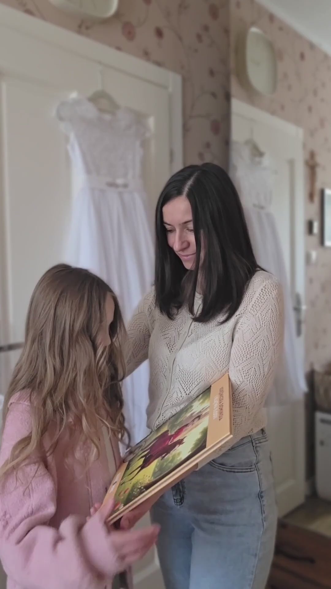 Load video: Rodziny i dzieci oglądają personalizowaną książkę Bajka O Mnie.